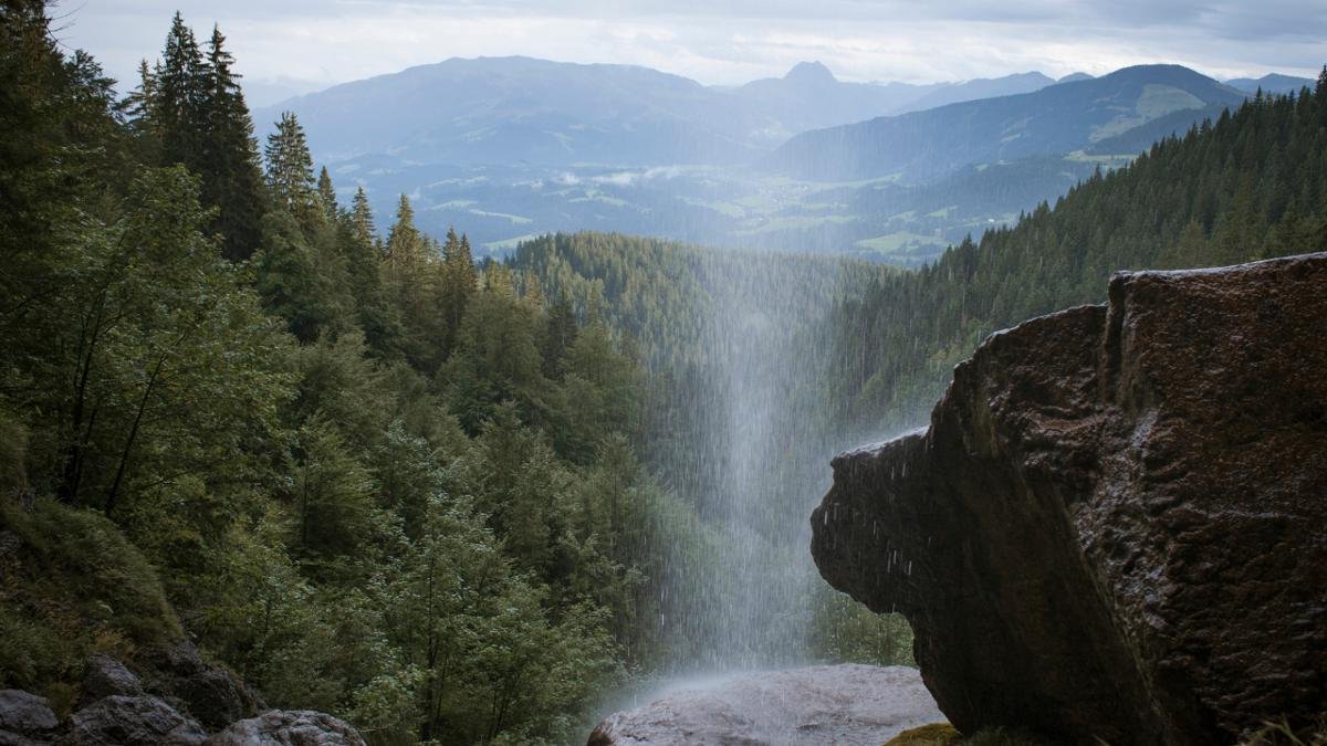 Sportkletterer nennen ihn einfach nur „Schleier“. Gelegen bei Going, ist der Schleierwasserfall mit seinen 60 Meter hohen Felsen ein beliebtes Gefilde für Kletterer. 150 Kletterrouten gibt es hier. Auch für Wanderer ist der Wasserfall gut erreichbar., © Tirol Werbung/Jens Schwarz