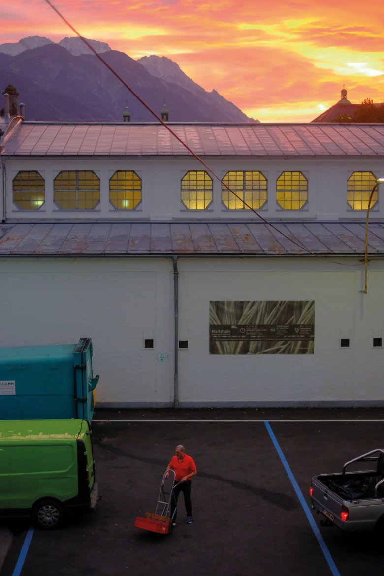             5.49 UHR  Morgenstund, Gold im Mund – beziehungsweise am Himmel: Sonnenaufgang über der Innsbrucker Markthalle.

          