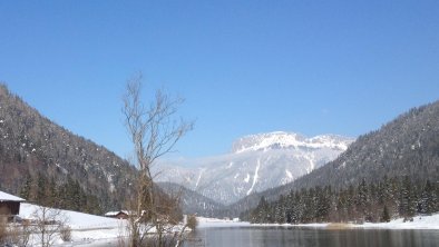 Wanderung am See im Winter