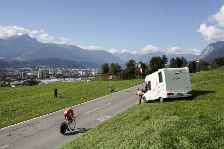 „Exklusiv“-Parkplatz: ein italienischer Fan mit seinem Campingbus