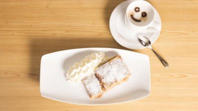 Kulinarik Apfelstrudel und Cappuccino