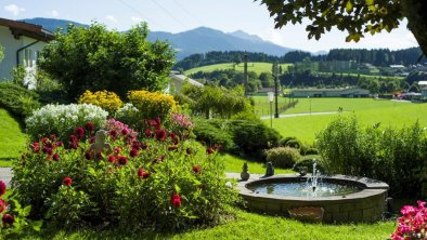 Parkähnlicher Garten mit Blick auf Kurzentrum