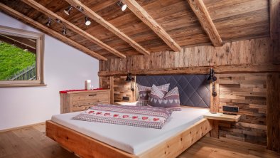 AlpenChaletZellberg_Rosa_Schlafzimmer1_Zillertal A