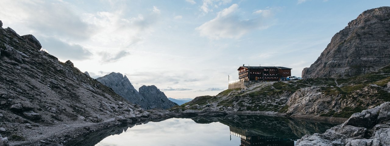 Die Karlsbader Hütte am Laserzsee, © TVB Osttirol / AlpinPlattform Lienz / Sam Strauss Fotografie