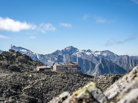 Grenzerfahrung: Die Grenze zwischen Tirol und Südtirol verläuft mitten durch den Gastraum der Landshuter Europahütte.