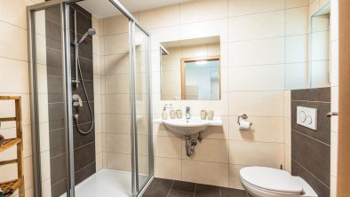 Badezimmer mit Dusche und WC