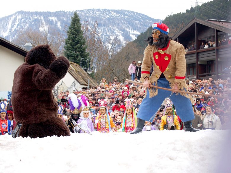 Einer der Höhepunkte der Nassereither Fasnacht: der Kampf des Bären mit dem Bärentreiber