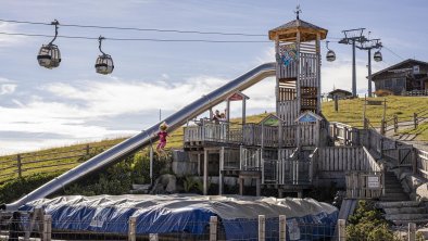 Mädchen_beim_Sprung_vom_Lauser-Turm_im_Alpbachtal©