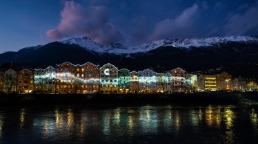 Malerische Projektionen an den Fassaden der Innsbrucker Altstadt während der Silvesterfeierlichkeiten, © TVB Innsbruck