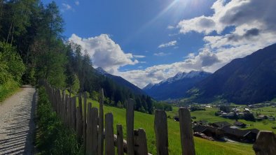 Spazierweg nach Neustift Dorf oberhalb vom Haus...