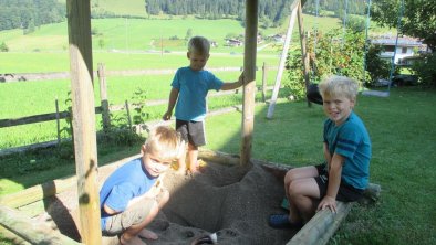 Spielende Kinder in  der Sandkiste