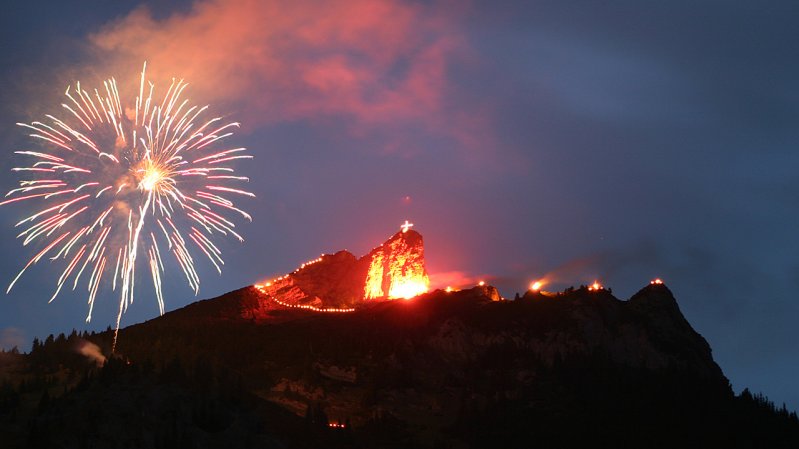 Die Sonnwendfeuer am Achensee werden von Feuerwerk begleitet, © Manfred Widauer / Achensee Tourismus