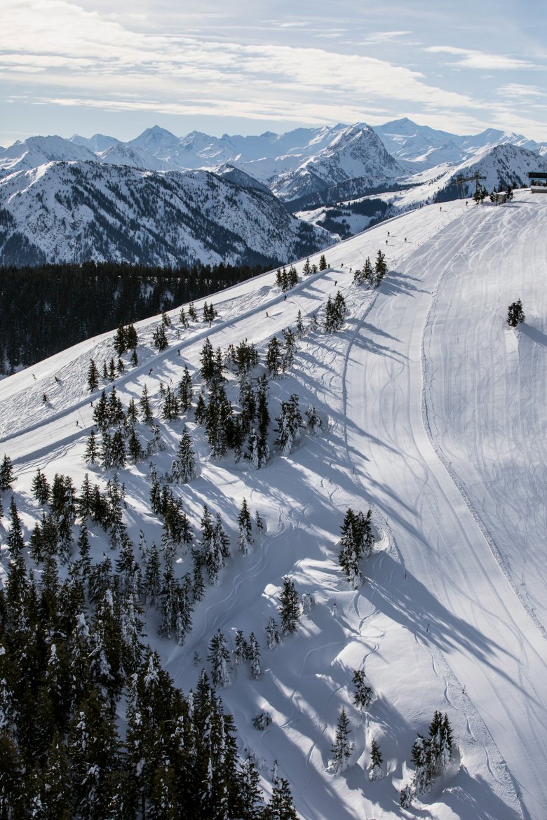 Ein Skigebiet aus der Luft.