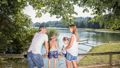 Familie-beim-Baden-im-Reintalersee_Alpbachtal-Tour