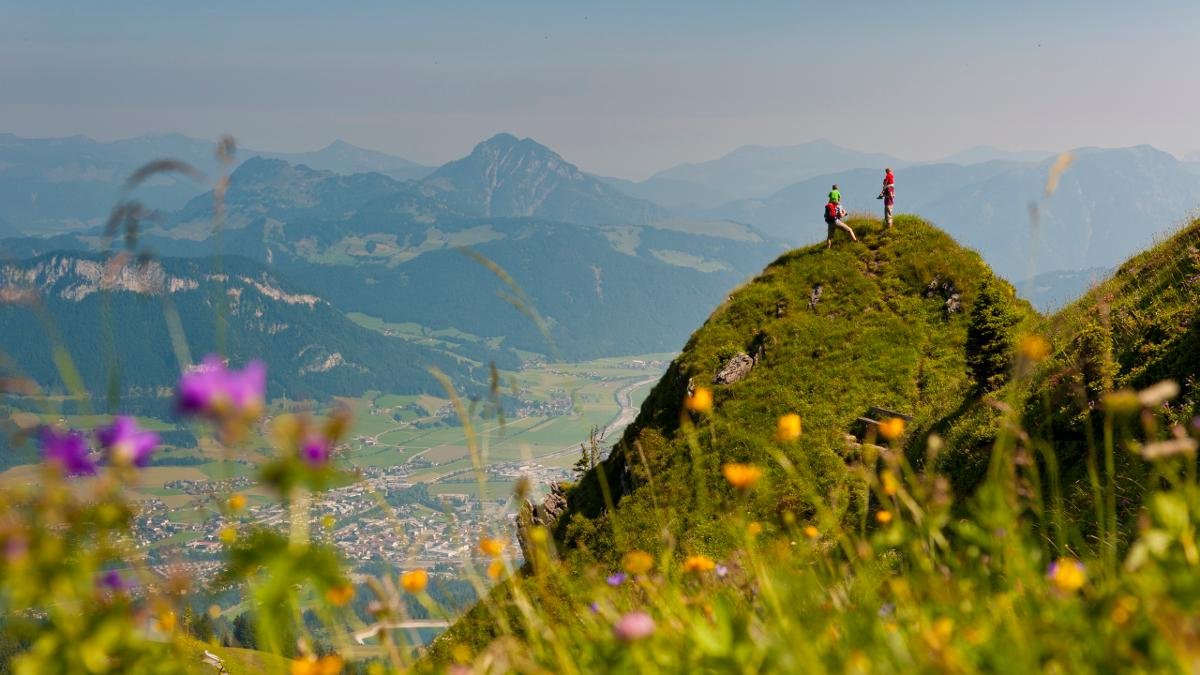 Von Juni bis Oktober geben geprüfte Bergführer und Bergwanderführer in St. Johann in Tirol, Oberndorf, Kirchdorf und Erpfendorf ihr Wissen kostenfrei weiter. Wann genau wohin gewandert wird, erfährt man in allen Hotels und Touristen-Informationen., © Region St Johann in Tirol/Franz Gerdl