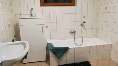 Badezimmer mit Wanne und Dusche