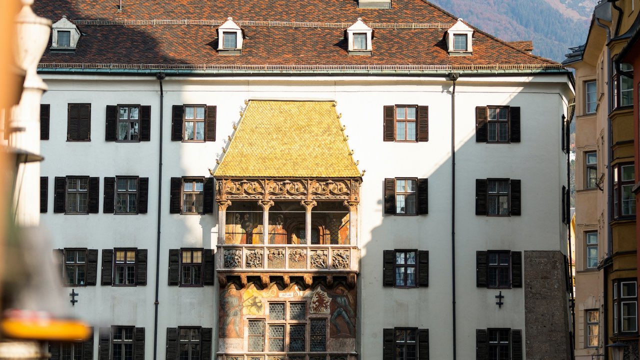 Jahrhundertealte Bautraditon, Nischen und Pl&auml;tze: Innsbrucker Altstadt mit dem Goldenen Dachl.
Foto: Innsbruck Tourismus, Mario Webhofer
