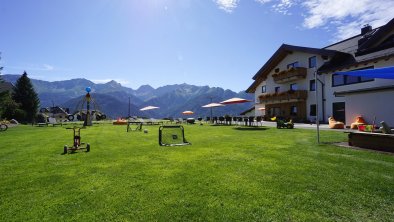 1000 m² Spielplatz direkt vorm Hotel