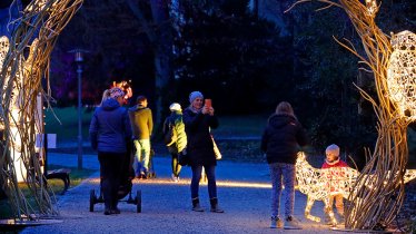 Leuchtende Märchenwelt: Die "Lumagica" lässt den Innsbrucker Hofgarten zauberhaft glitzern und erstrahlen, © MK Illumination