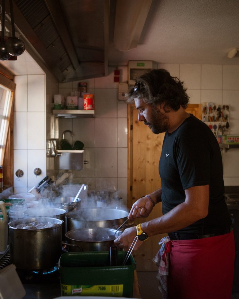 Oesterreich Austria, Tirol Tyrol, Pitztal / Oetztal, Erlanger Huette, hier: Wirt Christian Rimml; Berghuette; alpine chalet cottage, mountain hut 08/2016
