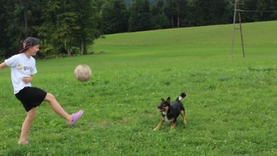 Spielen mit Hund Ina, © Ferienheim Riedhof