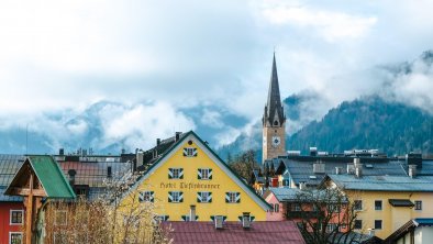 Stadtansicht Häuserzeile Frühling (c) Kitzbühel To