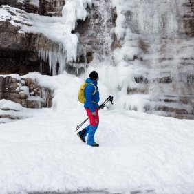 Winterwanderung zum Häselgehr-Wasserfall bei Lermoos, © Tirol Werbung/Lisa Hörterer