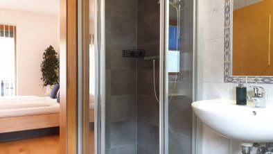 zweites Badezimmer mit Dusche