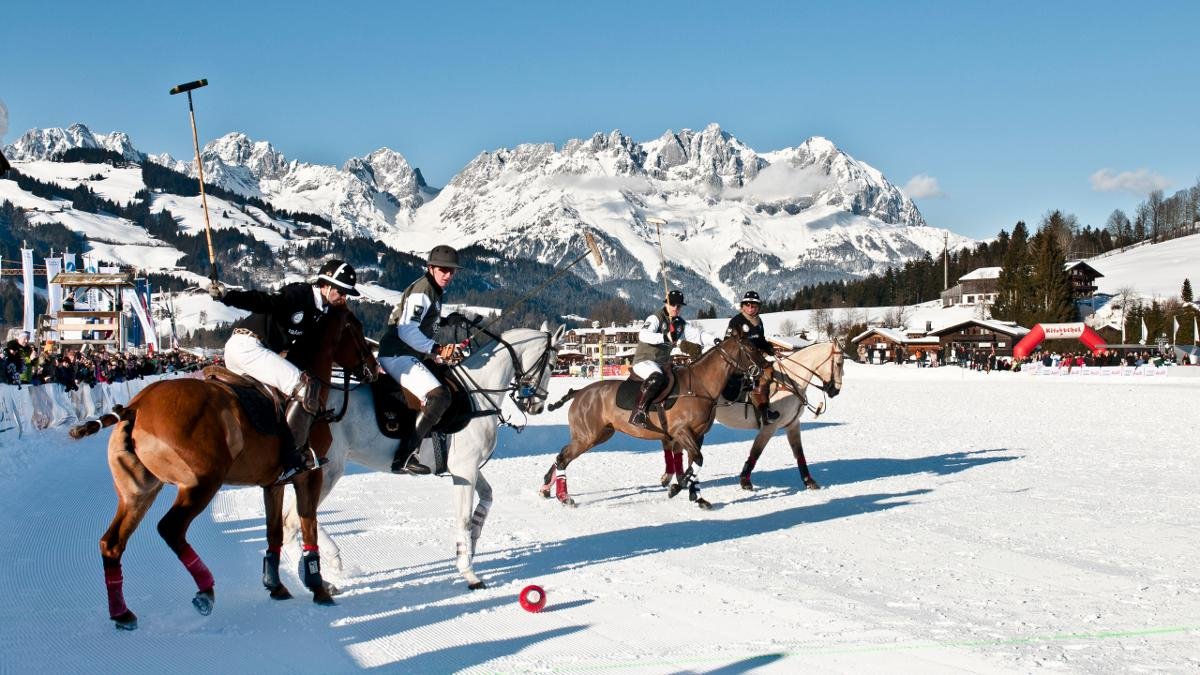 Mitte Jänner strömen Promis und Pferdefreunde zum weltweit größten Polo-Turnier auf Schnee. Mitten in Kitzbühel können Urlauber den rasanten Sport als Zuschauer drei Tage lang kostenlos kennenlernen., © Kitzbühel Tourismus