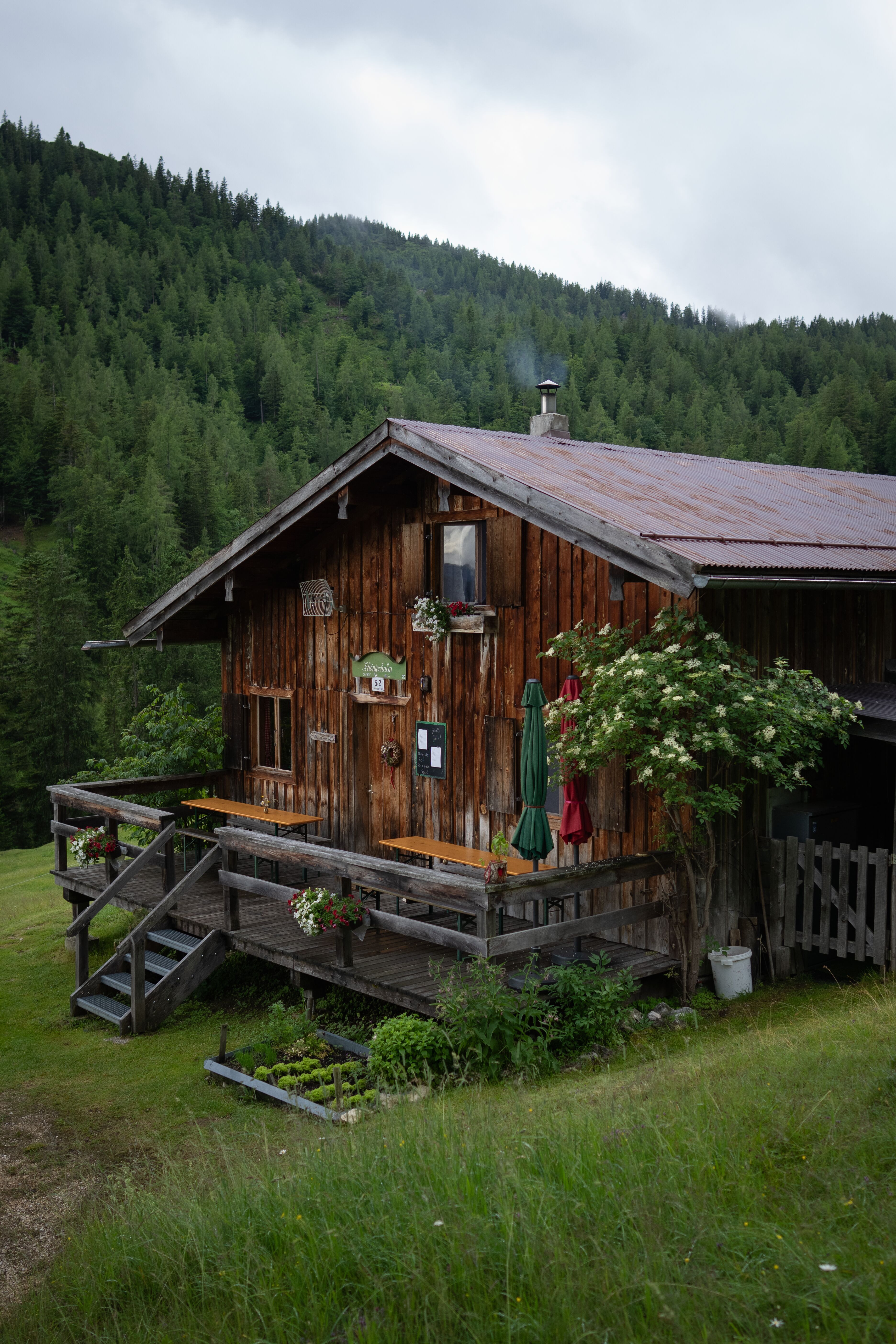 Hütte aus Holz mit Veranda