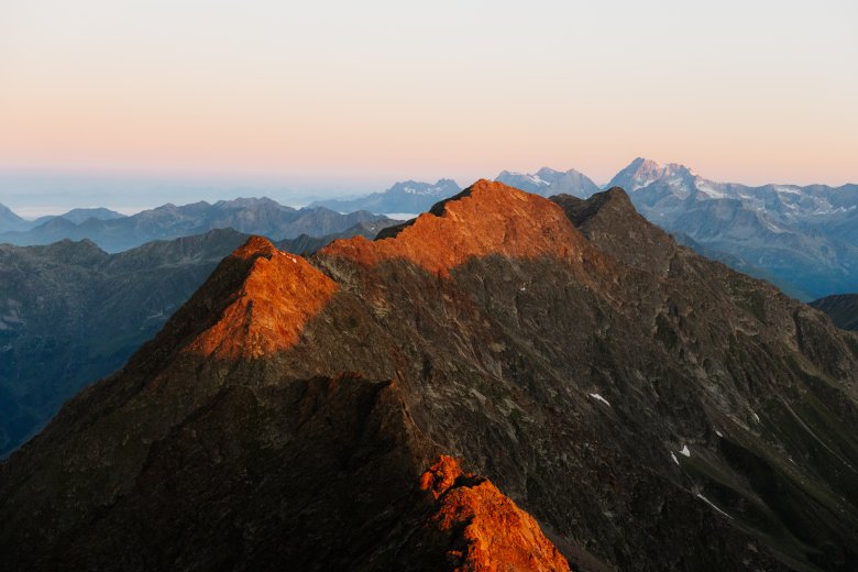 Sonnenaufgang an der Bretterwand in Osttirol, © Tirol Werbung/Elias Bachmann