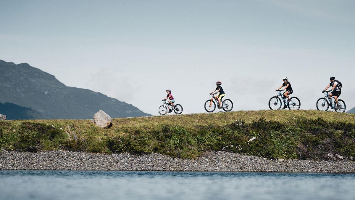 Ob mit dem Mountainbike, bei familienfreundlichen Wanderungen auf zahlreichen Themenwegen oder in den Erlebniswelten rund um die Sommer-Bergbahnen: im Zillertal können kleine Bergfexe die Berge für sich entdecken.