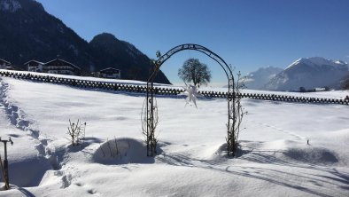 Garten im Winter mit Aussicht, © Wohlfühl Chalet Tirol