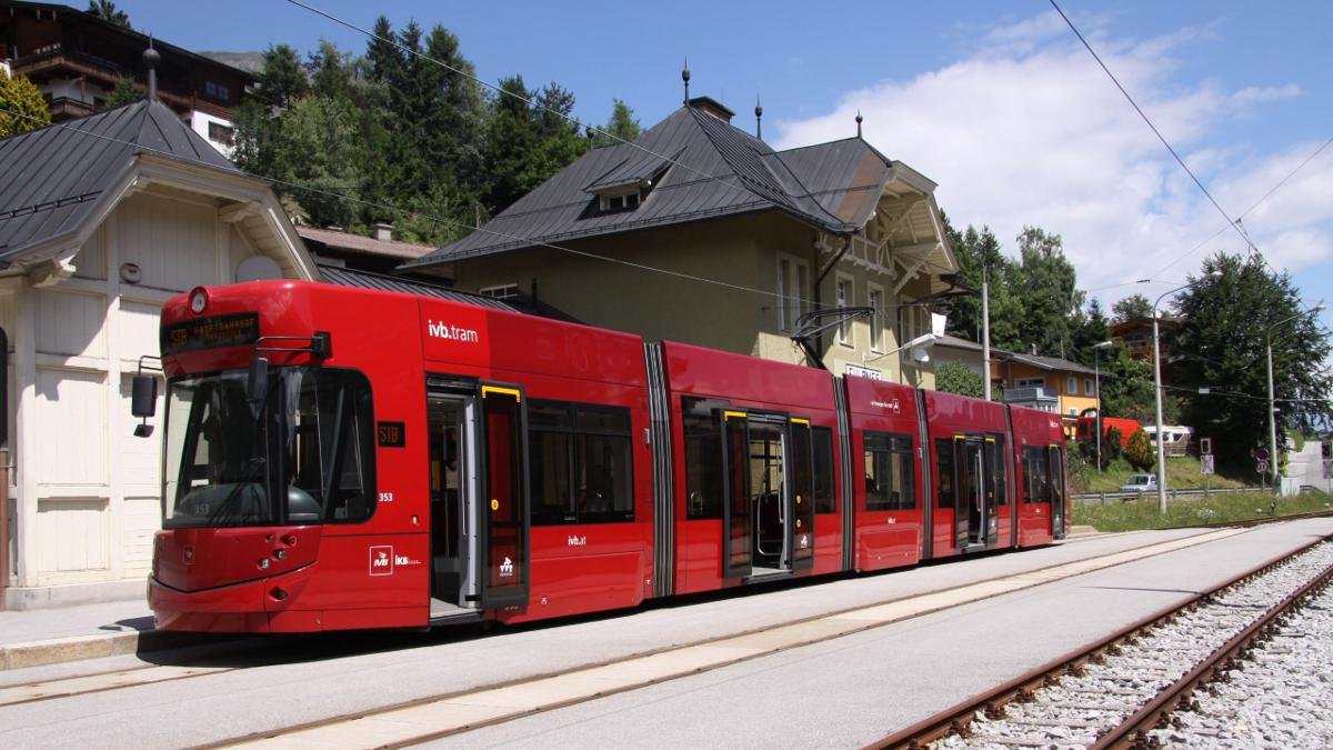 Die Stubaitalbahn befördert jährlich mehr als eine Million Gäste ins und aus dem Stubaital. Ursprünglich war die Bahn auch dafür errichtet worden, die weltweit geschätzten Erzeugnisse der Stubaier Kleineisenindustrie aus dem Tal zu bringen., © Stubai Tirol