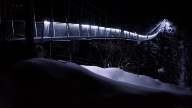 Hängebrücke bei Nacht