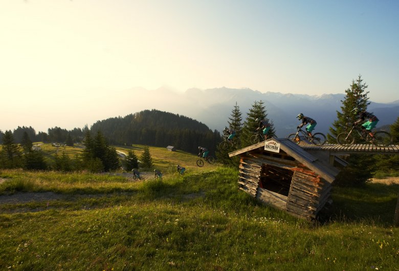 Stefan Falkeis beim Springen im Bikepark Serfaus-Fiss-Ladis, Foto: Christian Waldegger