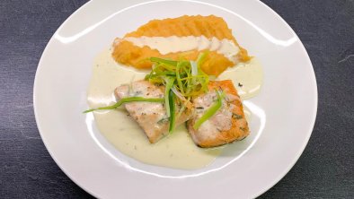 Gebratenes Saiblingsfilet-auf Weißweinsauce mit Kü