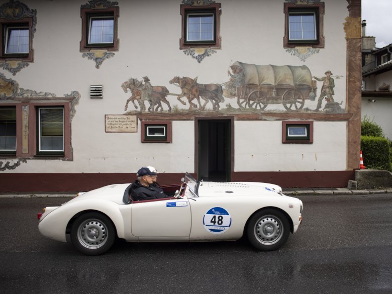 Im tiefen Tal der L&uuml;ftlmalereien. In Bach bei Eligenalp herrscht reger Verkehr. Bevorzugt von Fahrzeugen aus l&auml;ngst vergangenen Epochen.&nbsp;