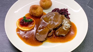 Hirschbraten in Burgundersauce mit Kartoffelbirne