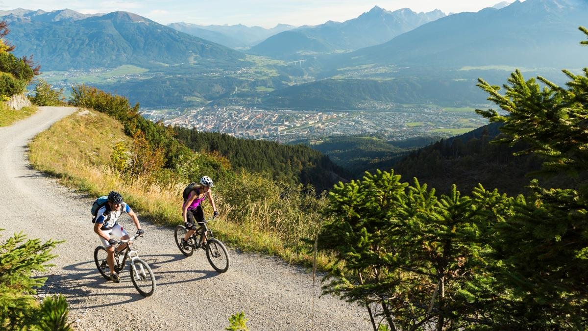 Die Nordkette ist der Innsbrucker liebster Freizeitort – von gemächlichen Waldspaziergängen bis zu halsbrecherischen Downhill-Abenteuern auf dem Mountainbike und einer herausfordernden Skiabfahrt durch die Karrinne kann man hier alles erleben., © Innsbruck Tourismus