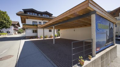 Haus_Tiefenbacher_Dorfstrasse_64_Brixen_Carport