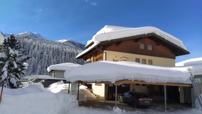 hausmitti-Winter-Eingang+Carport, © ThMi