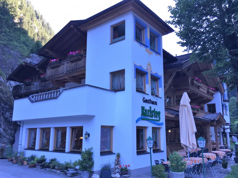 Das Gasthaus Karlsteg liegt direkt an der Straße vor dem Bergsteigerdorf Ginzling.