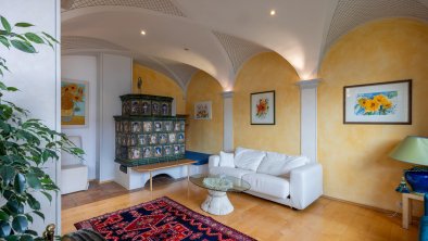 Wohnzimmer-Kachelofen-Couch-Villa-Emma