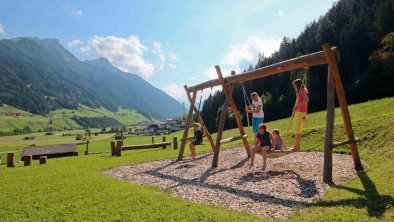 Abenteuerspielplatz für Kinder - MEGASCHAUKEL