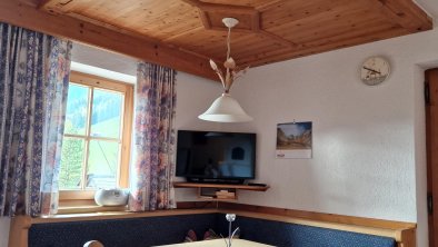 Haus Frei-Nagele_Alpbachtal_Essecke mit TV