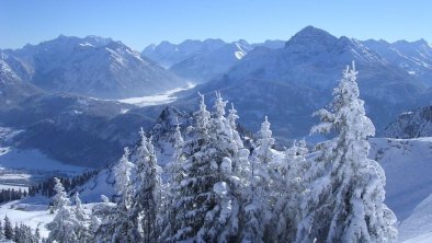 Winterlandschaft am Hahnenkamm mit Blick zum Thaneller