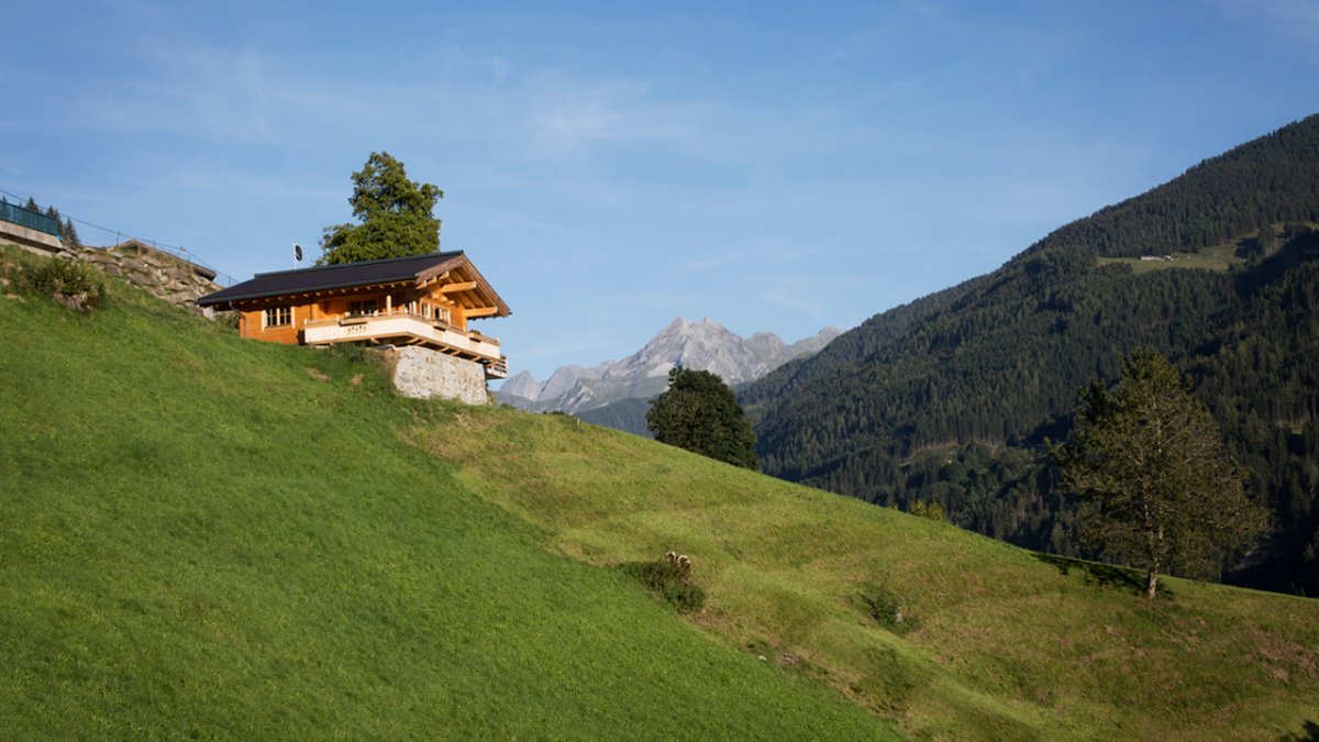 Wie ein Adlerhorst thront das Chalet Friedlach am Hang in Gerlosberg., © Tirol Werbung/Lisa Hörterer