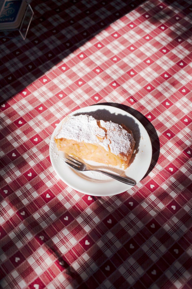 Schneewei&szlig;er Puderzucker, goldbrauner Mantel, bernsteinfarbene F&uuml;llung. Ein perfekter Apfelstrudel ist ein Kunstwerk. Auch f&uuml;rs Auge.
