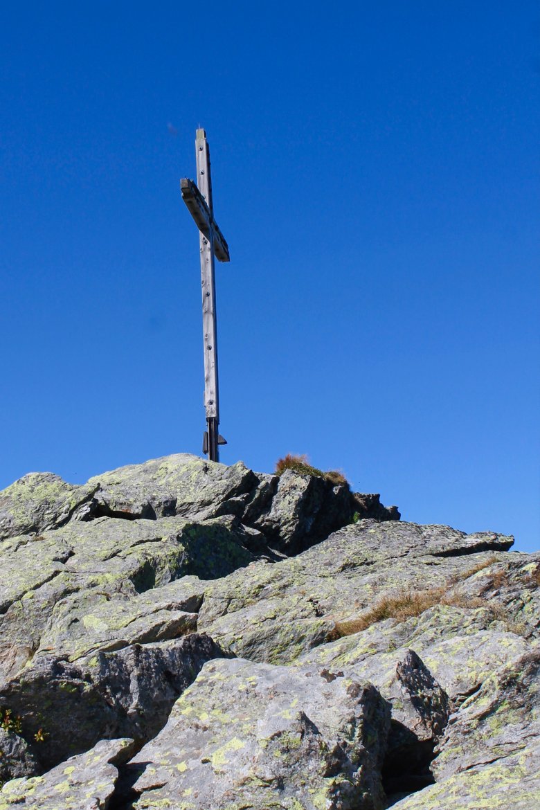 Gipfelkreuz des Hohen Beil auf 2.309 Metern Seehöhe.